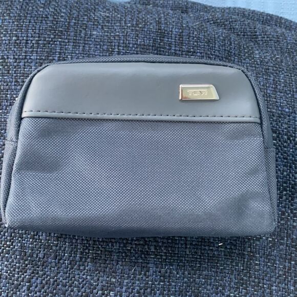 Small Tumi zip top - Picture 2 of 10